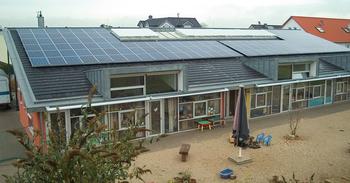 Photovoltaikanlage auf dem Dach des Kindergartens »100-Morgen-Wald«