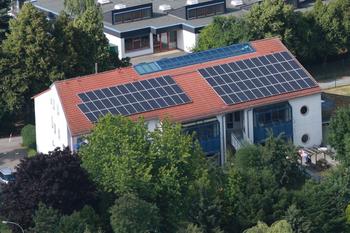 Luftbild vom Kinderhaus mit PV-Anlage