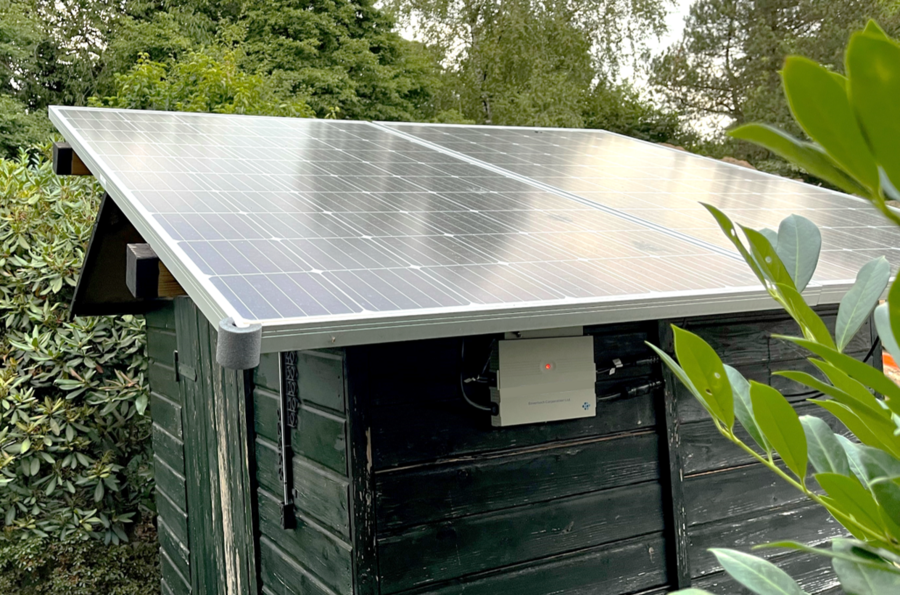 Zwei Solarmodule auf einer Gartenhütte