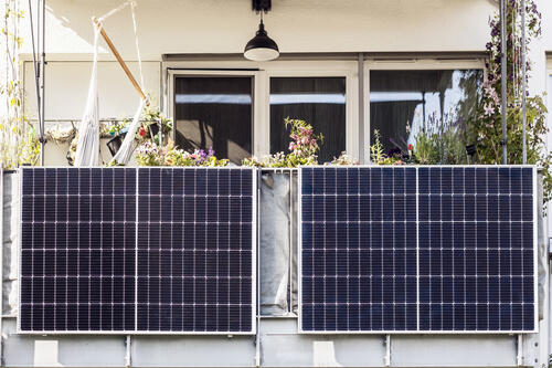 Sonnenkollektoren auf dem Balkon eines Wohnblocks. Haus-Solarmodul. Moderner Solar-Balkon