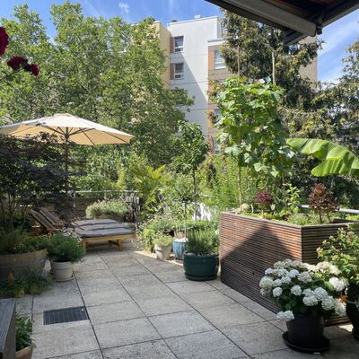 Balkon mit Gartenmöbeln und Hochbeet