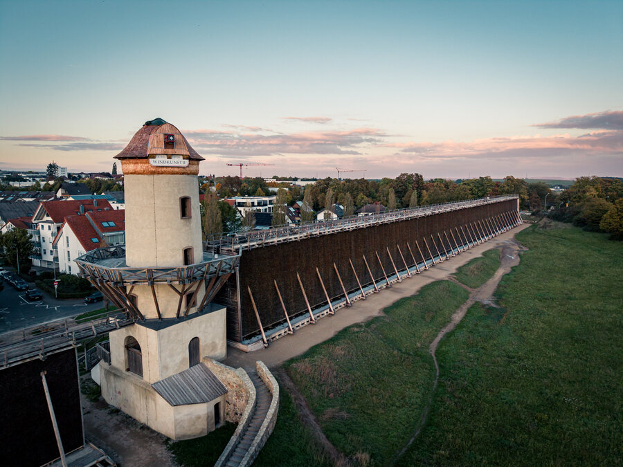 Darstellung des M&uuml;hlenturms ohne Fl&uuml;gel mit Gradierwerk