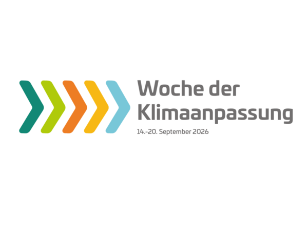 Logo der Woche der Klimaanpassung 2026. F&uuml;nf nach rechts gerichtete bunte Pfeile, daneben der Text "Woche der Klimaanpassung" und darunter der Zeitraum vom 14. bis 20. September.