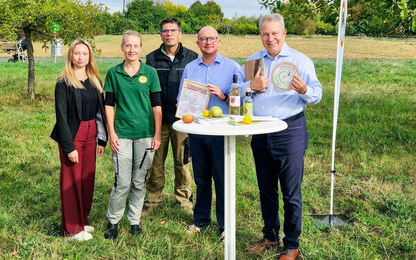 Drei M&auml;nner und zwei Frauen stehen auf einer Streuobstwiese und pr&auml;sentieren die Preise und Urkunde als Streuobstkommune (Foto: Dr. Markus Rester).