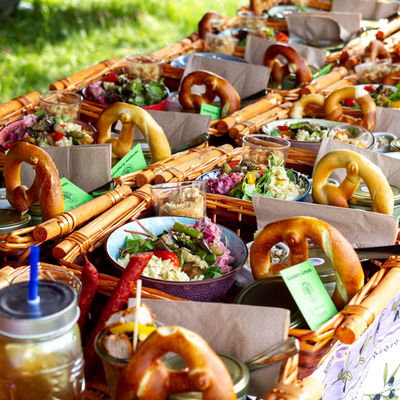 Zahlreiche Picknickkörbe mit Essen gefüllt.