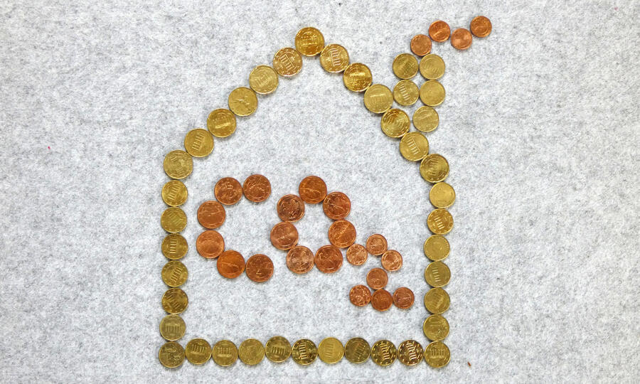 Symbolisches Haus aus Münzen.